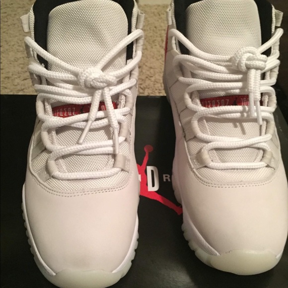 Jordan 11 Retro Platinum Tint - Picture 4 of 4